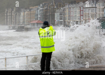 Fotograf: Keith Morris fotografieren Sturm Brian als Flut bringt massive Wellen prallen gegen Aberystwyth Promenade und das Meer. Credit: Ian Jones/Alamy leben Nachrichten Stockfoto