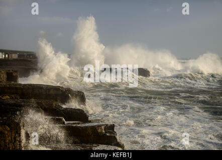 Portland Bill, Dorset. Okt 2017 21. UK Wetter. Sturm Brian Hits der Südküste mit riesigen Wellen und starkem Wind. Portland Bill nimmt die rauen Bedingungen voll auf. Credit: DTNews/Live Alamy Nachrichten Stockfoto