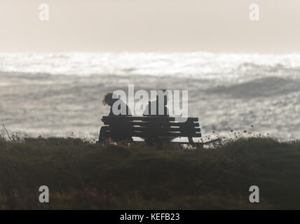 Portland Bill, Dorset. Okt 2017 21. UK Wetter. Sturm Brian Hits der Südküste mit riesigen Wellen und starkem Wind. Portland Bill nimmt die rauen Bedingungen voll auf. Credit: DTNews/Live Alamy Nachrichten Stockfoto