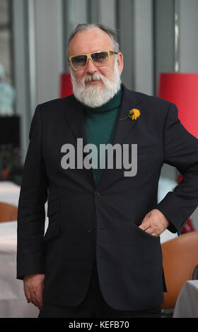 München, Deutschland. Oktober 2017. dpa-exklusiv: Künstler Friedrich Liechtenstein im Gourmetrestaurant Esszimmer der BMW Welt in München, 20. Oktober 2017. Quelle: Felix Hörhager/dpa/Alamy Live News Stockfoto