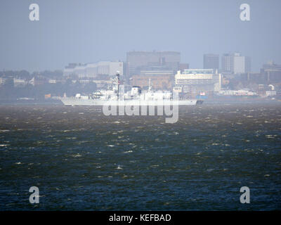 Sheerness, Kent, Großbritannien. 21 Okt, 2017. HMS Sutherland (F81) auf und übergeben Sie Sheerness während Sturm Brian. HMS Sutherland ist der 13. der 16 Typ 23 Fregatten gebaut werden. 1996 an der Schafgarbe yard gestartet (heute BAE) auf dem Clyde ihr Heimathafen ist Devonport in Plymouth. Im Bild: HMS Sutherland vorbei vor der Southend On Sea. Credit: James Bell/Alamy leben Nachrichten Stockfoto