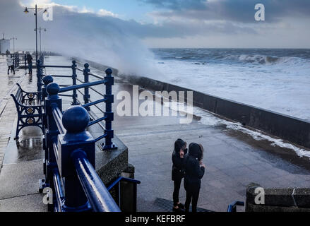 Porthcawl, Großbritannien. 21 Okt, 2017. de Wetter. Sturm brian Schlagen der Küstenstadt porthcawl South Wales uk. reckless Storm Chasers Credit: sian Pearce Gordon/alamy leben Nachrichten Stockfoto