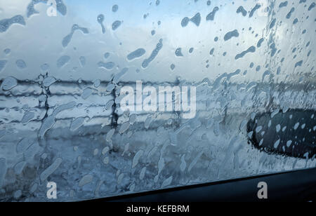 Porthcawl, Großbritannien. 21 Okt, 2017. de Wetter. Sturm brian Schlagen der Küstenstadt porthcawl South Wales uk. reckless Storm Chasers Credit: sian Pearce Gordon/alamy leben Nachrichten Stockfoto