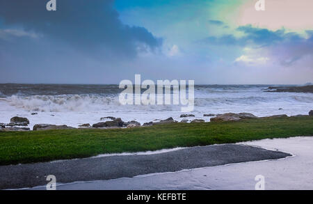 Porthcawl, Großbritannien. 21 Okt, 2017. de Wetter. Sturm brian Schlagen der Küstenstadt porthcawl South Wales uk. reckless Storm Chasers Credit: sian Pearce Gordon/alamy leben Nachrichten Stockfoto