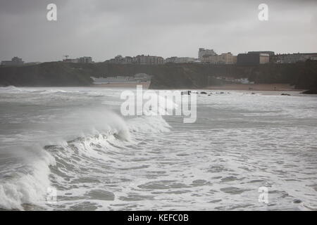 Newquay, Cornwall, Großbritannien. Oktober 2017. Wetter in Großbritannien. Der Sturm Brian erzeugt vor der Nordküste von Cornwall 22 Meter hohe Wellen. Kredit: Nichola Burningham/Alamy Live Nachrichten Stockfoto