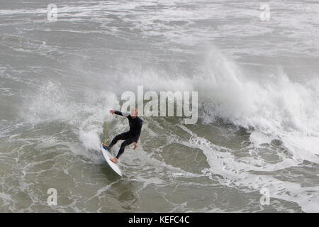 Newquay, Cornwall, Großbritannien. Oktober 2017. Wetter in Großbritannien. Der Sturm Brian erzeugt vor der Nordküste von Cornwall 22 Meter hohe Wellen. Erfahrene Surfer trotzen dem rauen Meer in der Nähe des Hafens in Newquay. Kredit: Nichola Burningham/Alamy Live Nachrichten Stockfoto