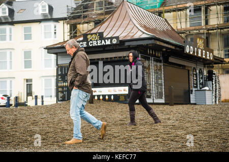 Aberystwyth Wales uk, uk Wetter Samstag, 21. Oktober 2017: Sturm Brian, der zweite Sturm der Saison benannt, mit Winde, die bis zu 70 mph, mit einem hohen Spring Tide kombiniert, brachte Verwüstung an der Küste in Aberystwyth Hochwasserwarnungen wurden von der Regierungsbehörde, die natürlichen Ressourcen Wales für Küstengebiete ausgestellt wurde, und der Promenade in Aberystwyth zu Fahrzeugen aufgrund der Steine und Schmutz, die über die Straße gestreut und die Notwendigkeit, die Stromversorgung foto Gutschrift zu reparieren geschlossen worden: Keith Morris/alamy leben Nachrichten Stockfoto