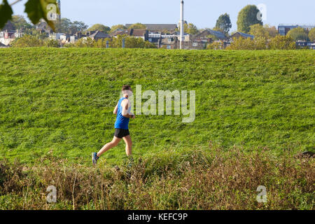 Walthamstow Feuchtgebiete. nördlich von London, UK. 21 Okt, 2017. Ein Jogger in walthamstow Feuchtgebiete - Eine neue London, einem der größten städtischen Feuchtgebiete in Europa, ist für das Publikum geöffnet zum ersten Mal in 150 Jahren. walthamstow Feuchtgebiete ist ein 211 Hektar (495 acres) Thames Water Reservoir site im Norden Londons und ist die Hauptquelle der Wasserversorgung für 3,5 Millionen Menschen. Credit: dinendra Haria/alamy leben Nachrichten Stockfoto