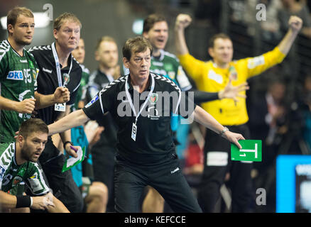 Der Berliner Drago Vukovic (6), Paul Drux (95), Sportkoordinator Volker Zerbe und Trainer Velimir Petkovic (l-r) reagieren beim Handball-Bundesligaspiel zwischen Fuechse Berlin und THW Kiel am 21. Oktober 2017 in Berlin. Foto: Annegret Hilse/dpa Stockfoto