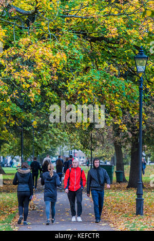 Clapham Common, London, UK. 21 Okt, 2017. UK Wetter. Einen windigen Herbst Tag bietet eine gute Kulisse für Spaziergänger und Jogger gleichermaßen. Credit: Guy Bell/Alamy leben Nachrichten Stockfoto