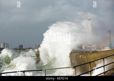 Fareham, Großbritannien. 21 Okt, 2017. de Wetter. Sturm Brian kommt zu southsea. ansehen Suche entlang der southsea Strände in Richtung alte Portsmouth Naval War Memorial und Emirates Tower im Hintergrund. Einzelne große Welle teilweise verdecken der Denkmal. Credit: David Robinson/alamy leben Nachrichten Stockfoto