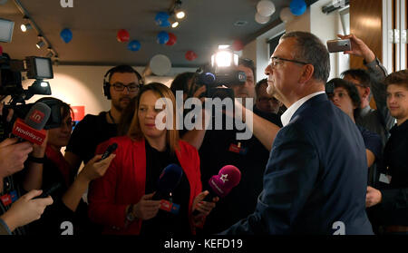 Der Vorsitzende der TOP09-Partei Miroslav Kalousek spricht mit Journalisten nach den vorläufigen Ergebnissen der Parlamentswahlen, bei denen 31 Parteien mit mehr als 7.500 Kandidaten für die Abgeordnetenkammer kandidierten, 21. Oktober 2017 in Prag (Tschechische Republik).(Foto CTK/Michal Krumphanzl) Stockfoto