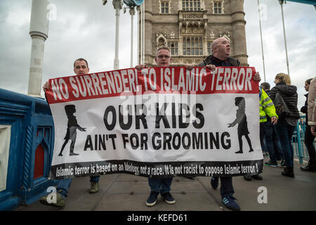 London, Großbritannien. 21 Okt, 2017. Chelsea Football fans anti-islamische März von der Aldgate East zu Rathaus gegen Extremismus und die jüngsten Terroranschläge in Großbritannien und Europa. Credit: Guy Corbishley/Alamy leben Nachrichten Stockfoto