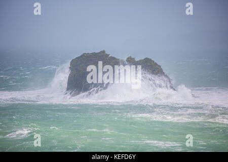 Cornwall, UK. 21 Okt, 2017. UK Wetter. Sturm Brian bläst das Meer und verursachen grosse Wellen in die Felsen von Merlins Höhle in Cornwall Gutschrift zu Crash: Steven roe/Alamy leben Nachrichten Stockfoto