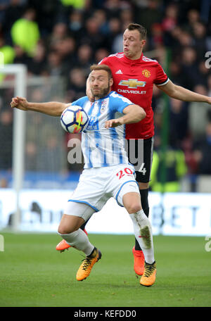 Laurent Depoitre & Phil Jones HUDDERSFIELD TOWN FC V MANCHESTER UNITED FC PREMIER LEAGUE, HUDDERSFIELD TOWN FC V MANCHESTER UNITED FC 21. Oktober 2017 GBB4507 Premier League, Huddersfield Town FC gegen Manchester United FC 20/10/2017 AUSSCHLIESSLICH REDAKTIONELL VERWENDET. Wenn Der In Diesem Bild Dargestellte Spieler/Spieler Für Einen Englischen Club Oder Die Nationalmannschaft Englands Spielt/Spielen. Dann Darf Dieses Bild Nur Für Redaktionelle Zwecke Verwendet Werden. Keine Kommerzielle Nutzung. Auch DIE Folgenden Nutzungen Sind Eingeschränkt, SELBST WENN SIE IN EINEM REDAKTIONELLEN KONTEXT stehen: Verwendung in Verbindung mit oder in Teilen von nicht autorisierten Audio- und Videodateien Stockfoto