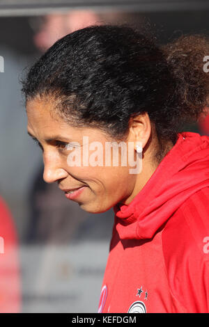 Bundestrainerin Steffi Jones bei der WM-Qualifikation zwischen Deutschland und Island in der BRITA-Arena in Wiesbaden, 20. Oktober 2017. Foto: Thomas Frey/dpa Stockfoto