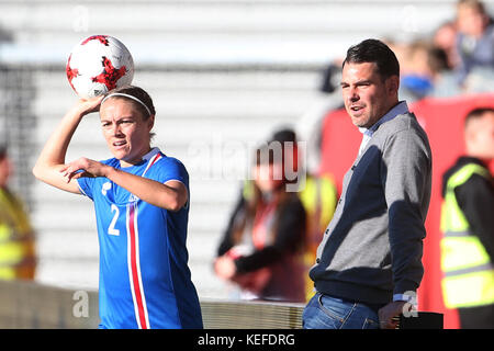 Wiesbaden, Deutschland. Oktober 2017. Der Isländer Freyr Alexandersson beobachtet Sif Atladottir bei der WM-Qualifikation zwischen Deutschland und Island in der BRITA-Arena in Wiesbaden, Deutschland, am 20. Oktober 2017. Quelle: Thomas Frey/dpa/Alamy Live News Stockfoto