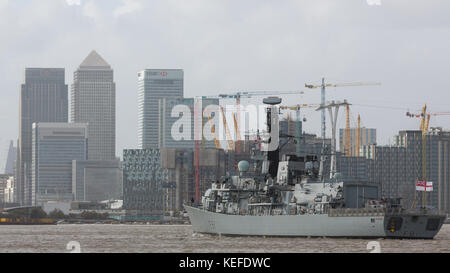 London, Vereinigtes Königreich. 21 Okt, 2017. Typ 23 Fregatte HMS Sutherland Segeln auf der Themse auf dem Trafalgar Tag. Das Schiff hat in der Nähe von Canary Wharf in London. HMS Sutherland ist in diesem Jahr anlässlich des 20. Jahrestages ihrer Inbetriebnahme und wird von der Königin am 23. Oktober besucht werden. Credit: Rob Powell/Alamy leben Nachrichten Stockfoto