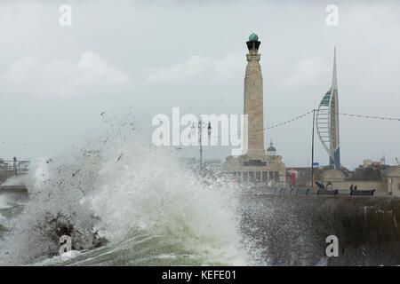 Fareham, Großbritannien. 21 Okt, 2017. de Wetter. Sturm Brian kommt zu southsea. ansehen Suche entlang der southsea Strände in Richtung alte Portsmouth Naval War Memorial und Emirates Tower im Hintergrund. grosse Menge von Schmutz und Treibgut auf dem Ufer geschleudert werden. Quelle: David Robinson/alamy leben Nachrichten Stockfoto