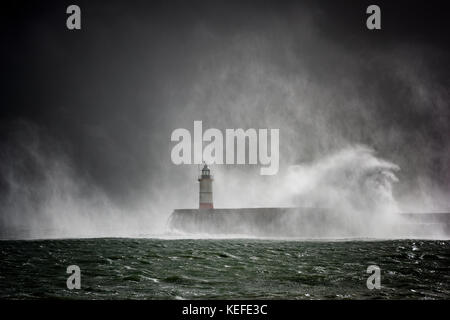 Newhaven, Sussex. 21 Okt, 2017. de Wetter. Riesige Wellen über Newhaven Leuchtturm an der Südküste heute als Sturm brian Hits das Vereinigte Königreich heute. Credit: Kelvin Atkins uk/alamy leben Nachrichten Stockfoto