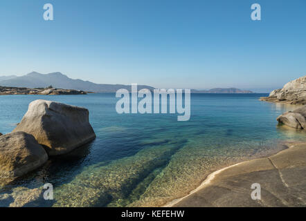Ungewöhnliche Felsformationen an der Küste in der Nähe von calenzana in der Balagne Korsika mit türkisblauen Mittelmeer und die Zitadelle von Calvi in der Dist Stockfoto