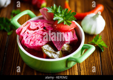 Marinierte Kraut mit Rüben Stockfoto