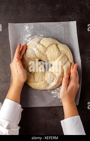 Vorbereitung der Runde geflochtene Hände challah Brot und Frauen Stockfoto