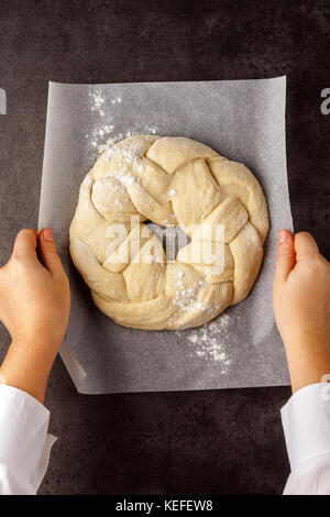 Vorbereitung der Runde geflochtene Hände challah Brot und Frauen Stockfoto