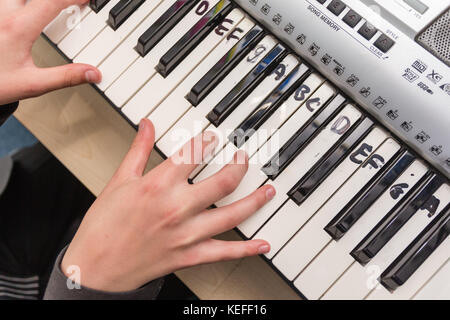 Schüler üben die Tastatur in einem britischen Staatliche Realschule Stockfoto