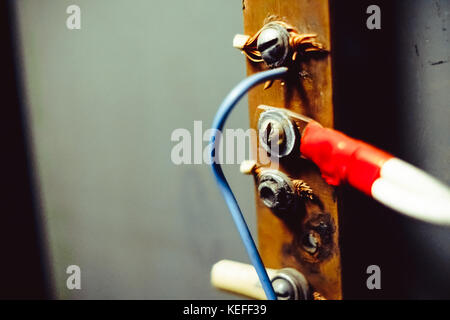 Reihe von drei grungy elektrischen Schalter und Verdrahtung in Dreck und Schmutz bedeckt, montiert in einem Kasten eine alte Mauer, Detailansicht mit Kopie Raum Stockfoto