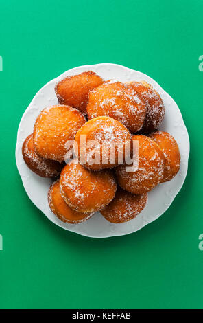 Runde jelly Donut sufganiyah für Chanukka, dem jüdischen Feiertag zum Gedenken an die Umwidmung der heiligen Tempel. Stockfoto