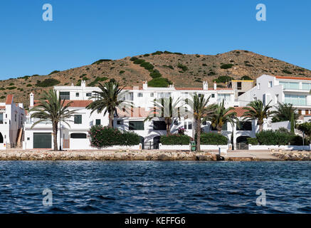 Waterfront Häuser, Fornells, Menorca, Balearen, Spanien. Stockfoto