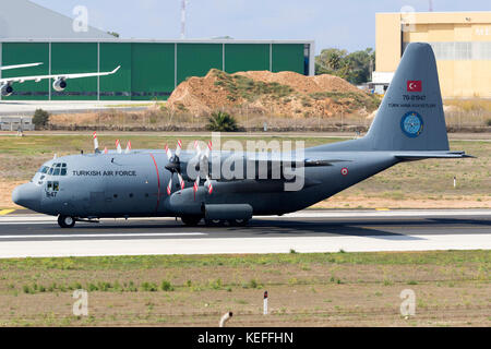 Turkish Air Force Lockheed C-130E Hercules (l-382) [reg: 70-1947] backtraking Für von Start- und Landebahn 31. Stockfoto