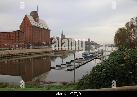 Tangermuende, Deutschland - 20. Oktober 2017: Stadtbild von tangermuende mit dem Hafen und Schiffe. Stockfoto