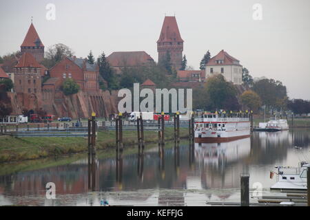 Tangermuende, Deutschland - 20. Oktober 2017: Stadtbild von tangermuende mit dem Hafen und Schiffe. Stockfoto