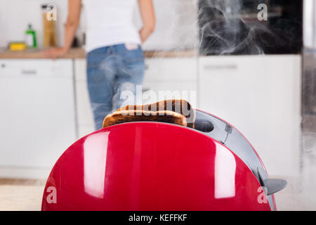 In der Nähe von Burnt Toast aus der Toaster in der Küche Stockfoto