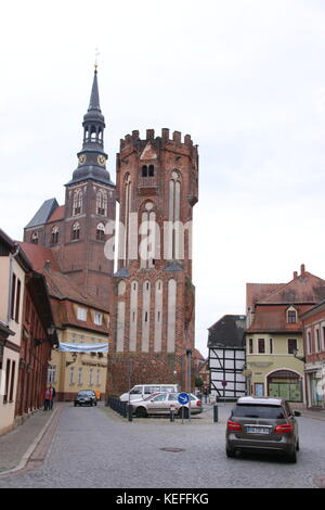 Tangermuende, Deutschland - 20. Oktober 2017: die Eulen eulenturm (Turm) und die Kirche St. Stephan in der Altstadt von tangermuende in Deutschland Stockfoto