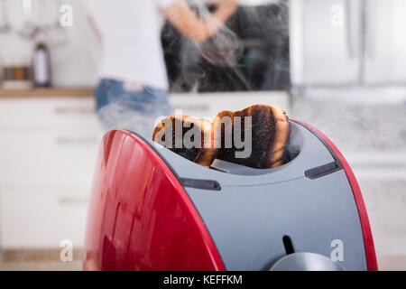 In der Nähe von Burnt Toast aus der Toaster in der Küche Stockfoto