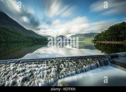 Ein atemberaubender Morgenblick auf Crummock Water in Cumbria Stockfoto