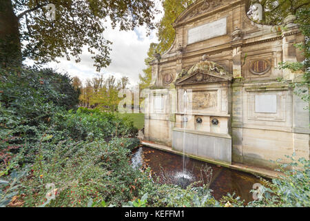 Die Fontaine de Léda oder Fontaine du Regard (1806-1809), seit 1858 hinter dem Medici-Brunnen im Jardin du Luxembourg, Paris Stockfoto