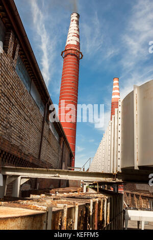Rote Ziegelsteine Schornstein - Zuckerfabrik Stockfoto