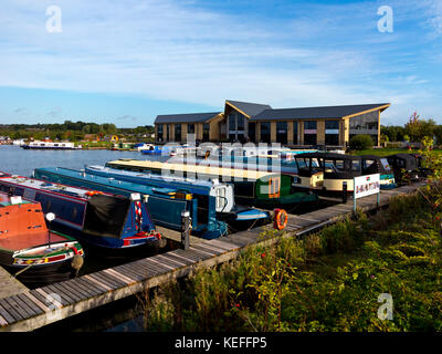 Boote an Mercia Marina eine große landeinwärts auf der Trent und Mersey Canal in der Nähe von Lee in South Derbyshire England Großbritannien marina Stockfoto