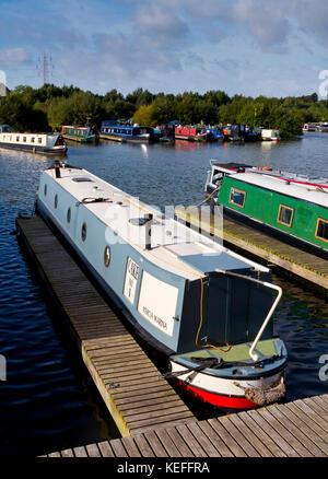 Boote an Mercia Marina eine große landeinwärts auf der Trent und Mersey Canal in der Nähe von Lee in South Derbyshire England Großbritannien marina Stockfoto