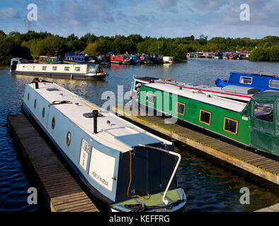 Boote an Mercia Marina eine große landeinwärts auf der Trent und Mersey Canal in der Nähe von Lee in South Derbyshire England Großbritannien marina Stockfoto