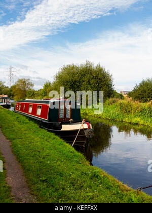 Schmale Boote auf dem Trent und Mersey Canal in der Nähe von Lee in South Derbyshire in England Stockfoto