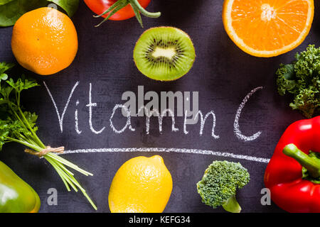 Obst und Gemüse, reich an Vitamin C mit weißen Wort Beschriftung mit Kreide. Stockfoto