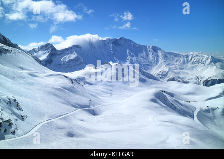 Winter Bergpanorama mit frischen Schnee auf Loipen, Pisten, 3 Täler Meribel Resort, Alpen, Frankreich Stockfoto