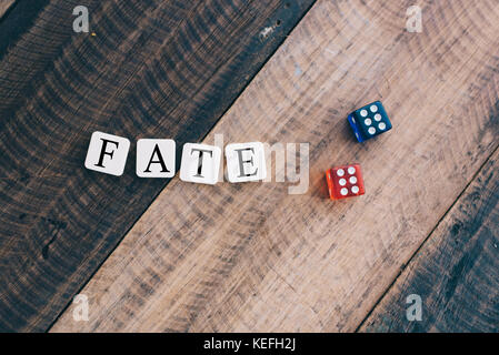 Würfel auf Holztisch mit Alphabet "Schicksal". lifestyle Konzept Stockfoto