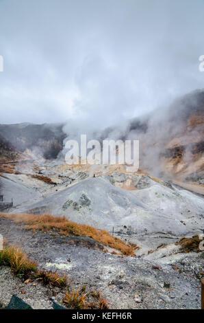 Schönen Tal der jigokudani oder 'Hölle Valley", oberhalb der Stadt Noboribetsu Onsen, die heißen Dampf Öffnungen zeigt. Stockfoto