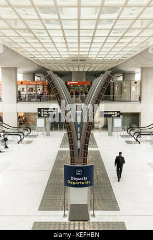 Reisende, die durch Charles de Gaulle Flughafen und TGV-Bahnhof in Paris, Frankreich Stockfoto